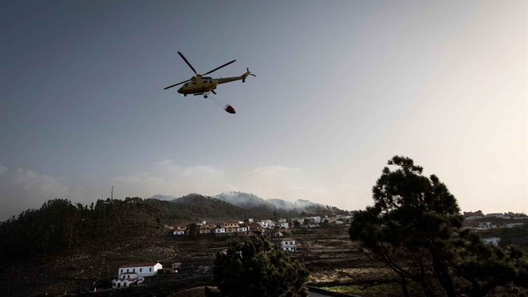 Helicóptero mientras sofoca el incendio de La Palma. /Efe.