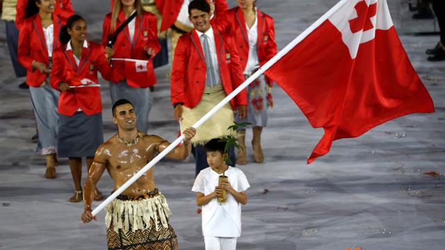 El abanderado de Tonga con la vestimenta tradicional de su país.