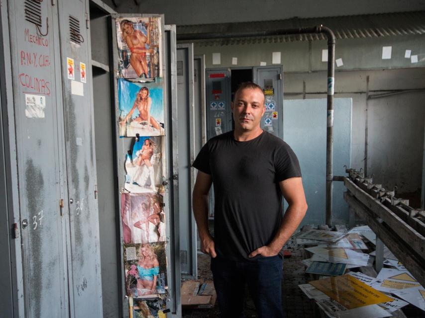 Omar García posa en uno de los antiguos vestuarios de la mina en la que trabajaba