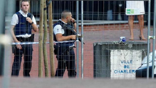 Agentes de la Policía vigilan en el lugar de los hechos.