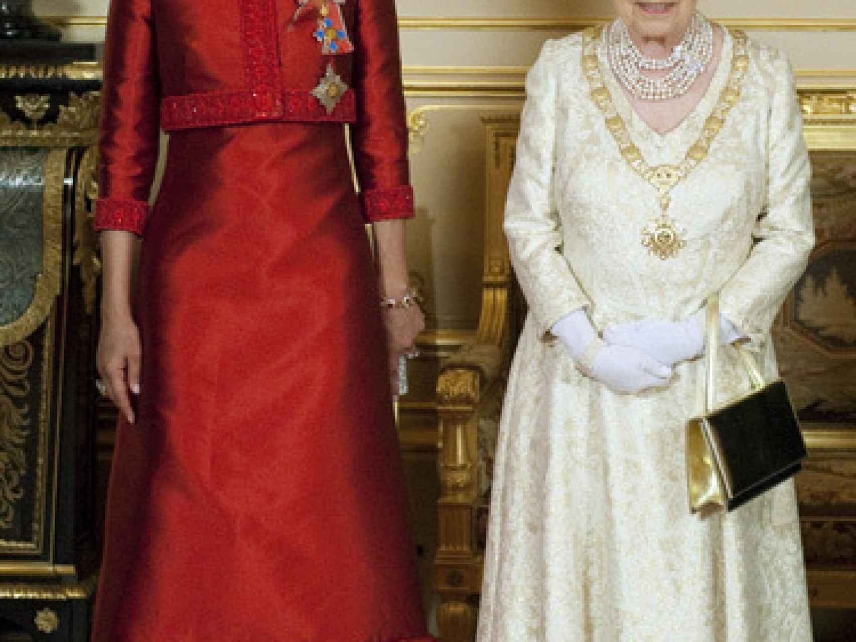 La ex jequesa junto a la reina de Inglaterra.
