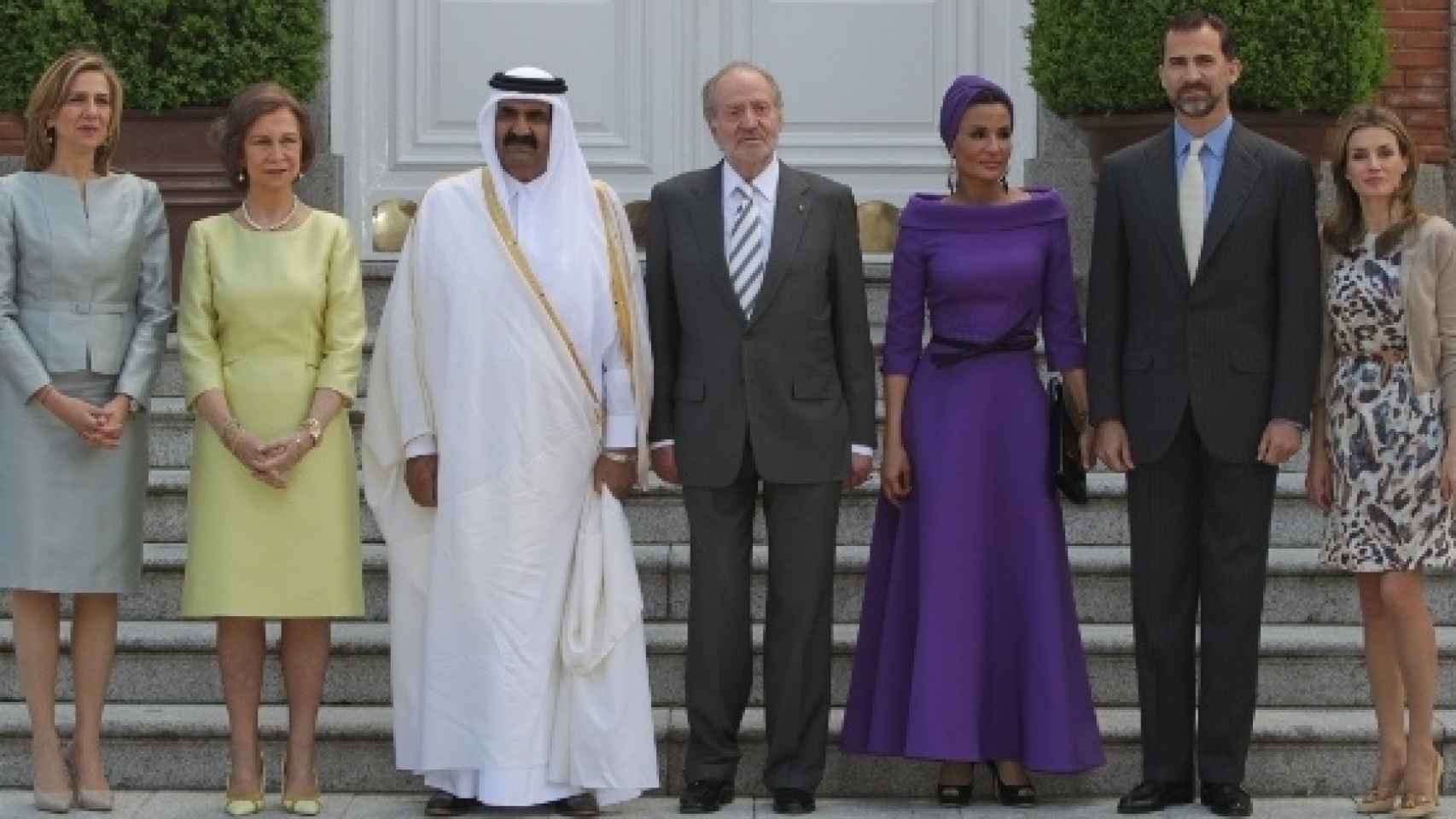 Mozah bint Nasser, en una de sus visitas a España, con parte de la Familia Real Española.