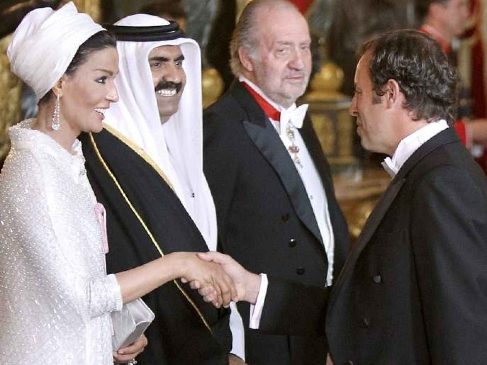 Los ex jeques de Qatar, en un besamanos, ante la atenta mirada de don Juan Carlos.