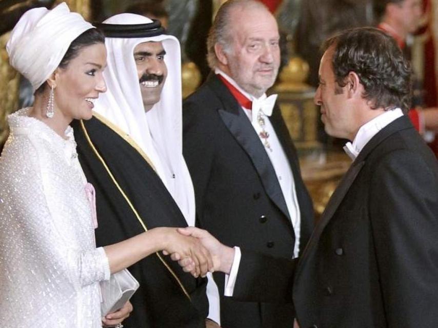 Los ex jeques de Qatar, en un besamanos, ante la atenta mirada de don Juan Carlos.