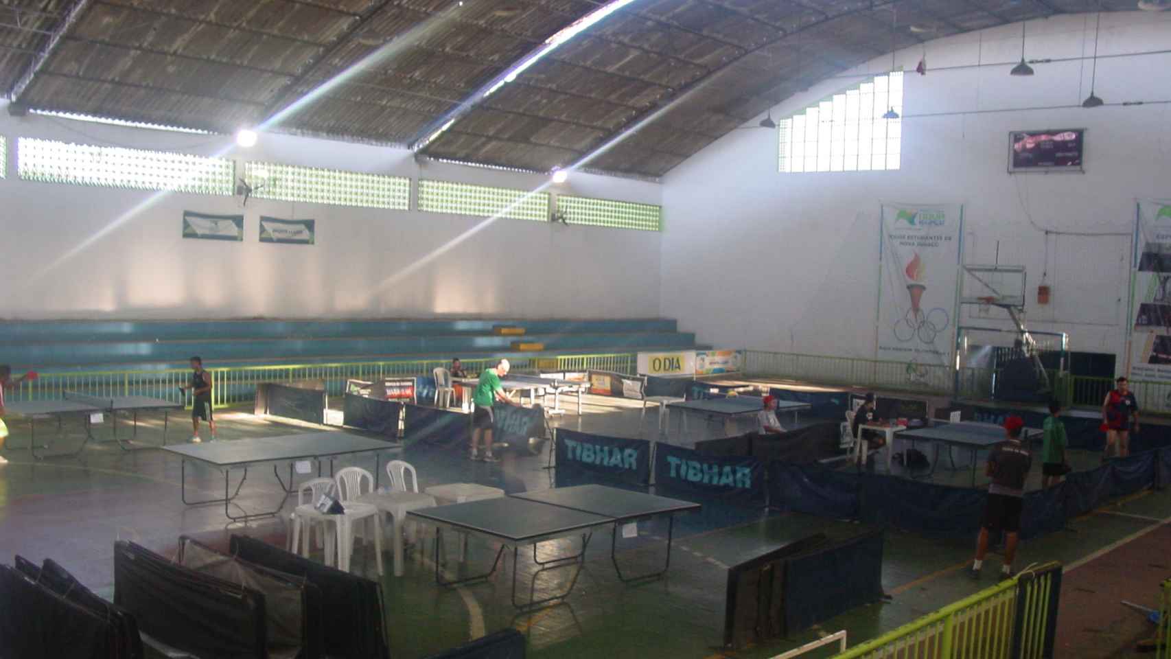 Interior del pabellón con mesas de ping pong.