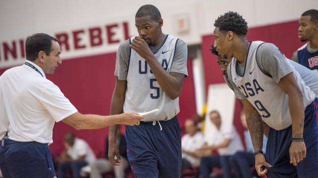 'Coach K' durante un entrenamiento junto a Kevin Durant, DeAndre Jordan y DeMar DeRozan.