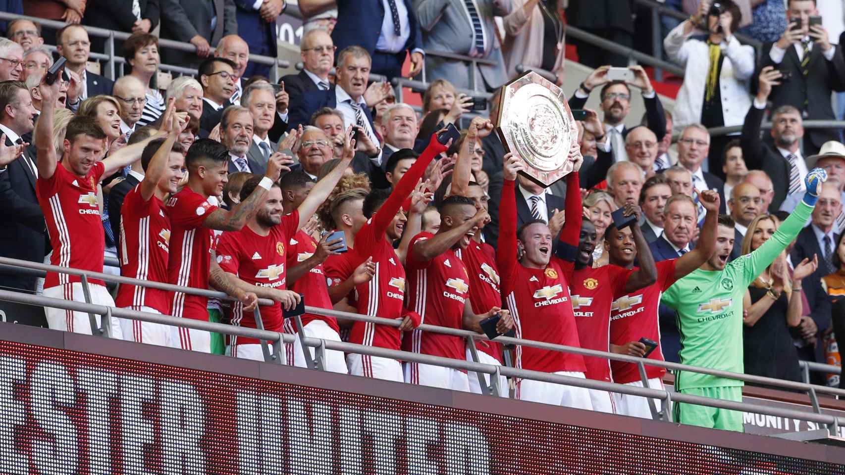El Manchester United celebra la Community Shield.