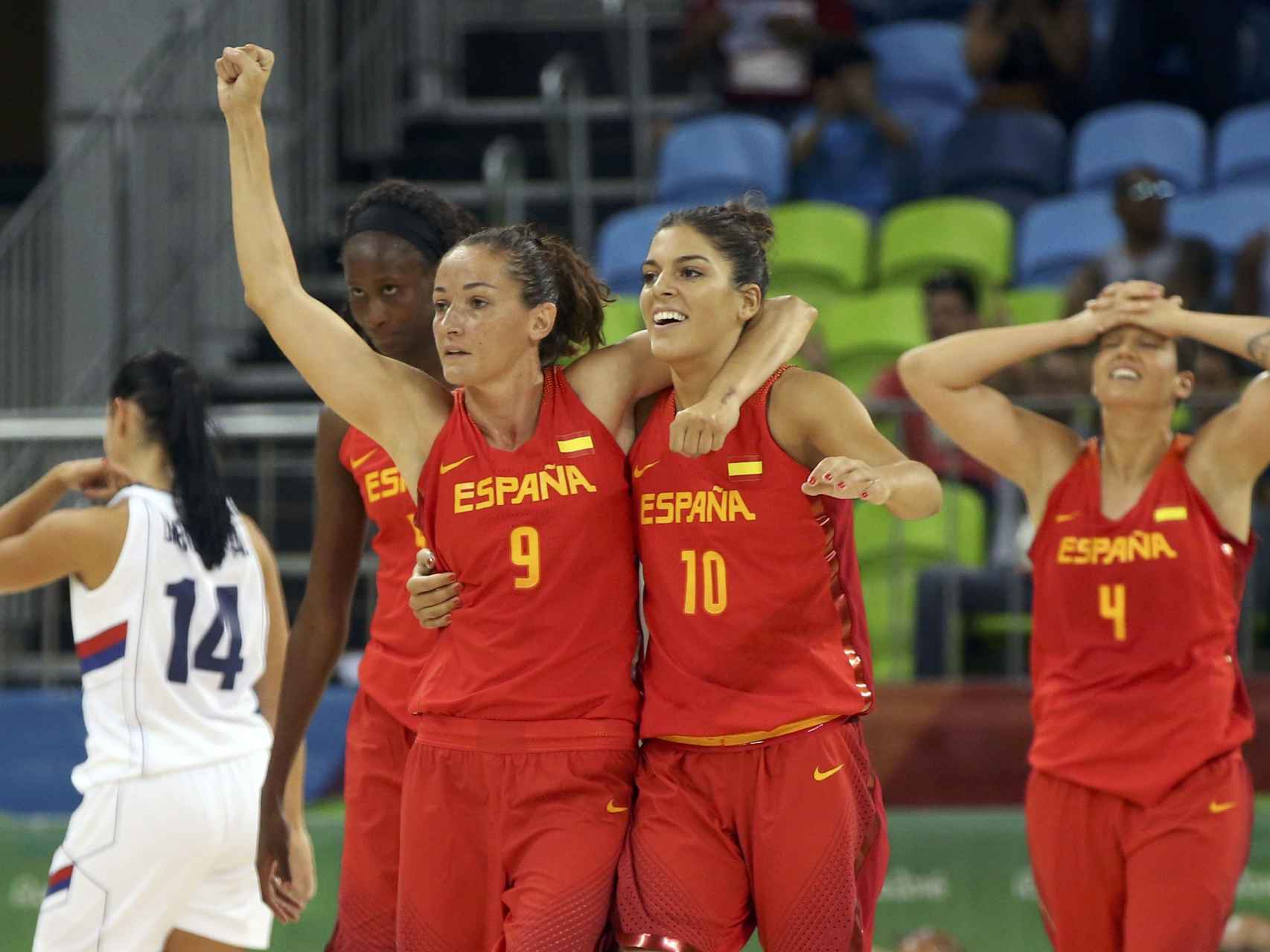 Las jugadoras españolas celebran su victoria contra Serbia.
