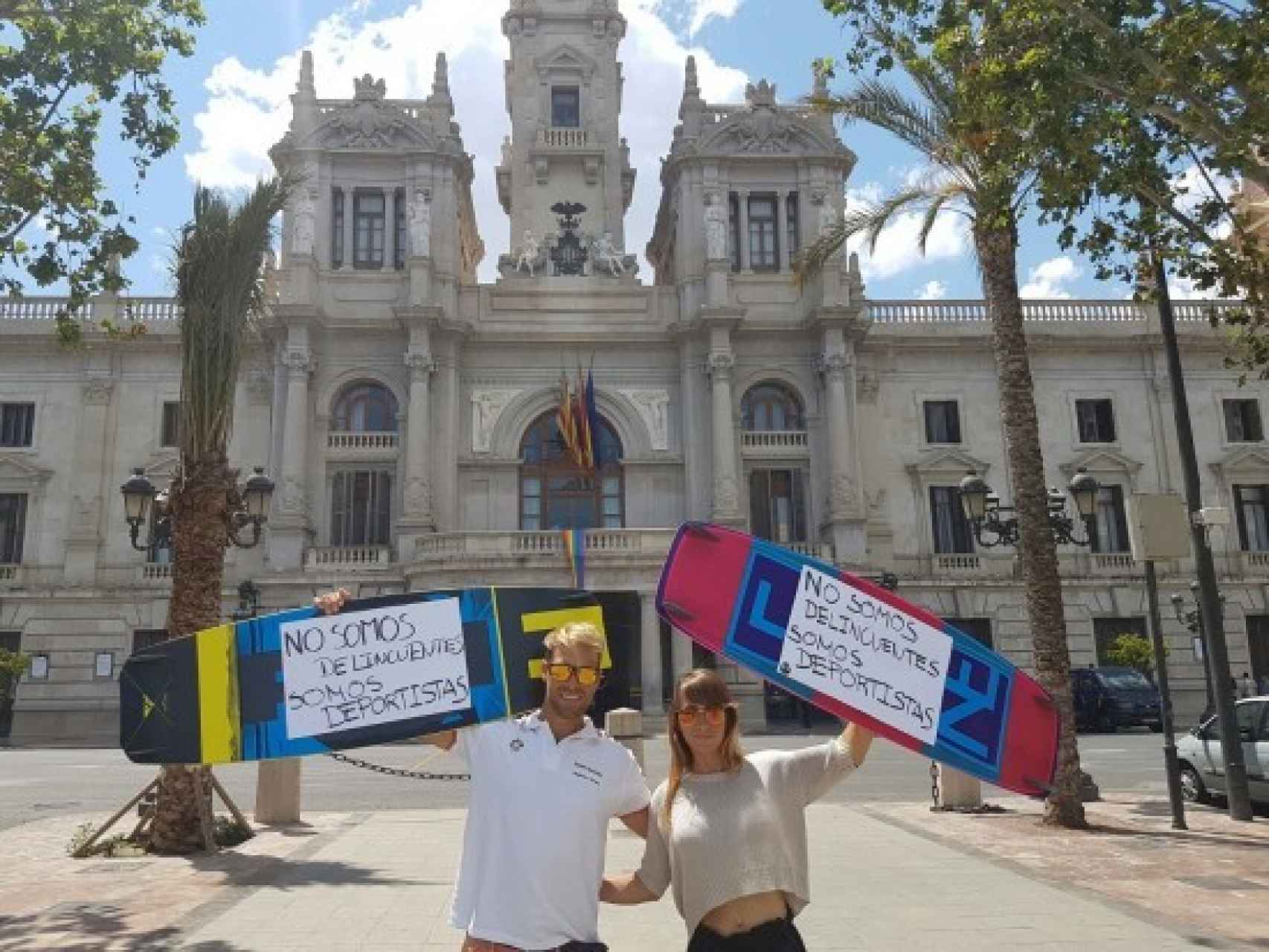Alejandro Climent y su novia delante del Ayuntamiento de Valencia en junio.