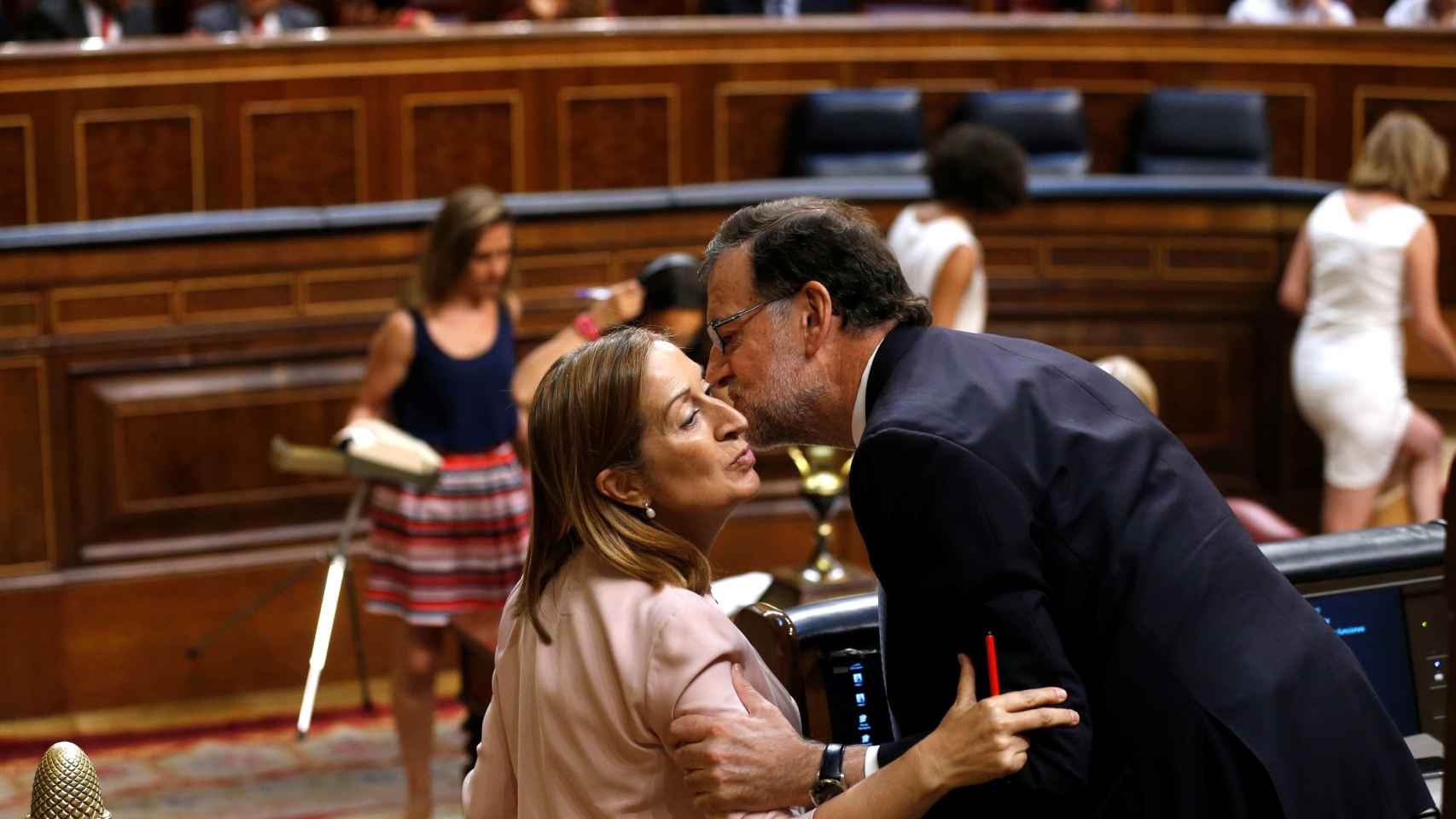 Mariano Rajoy felicita a Ana Pastor el día en que fue proclamada presidenta del Congreso.