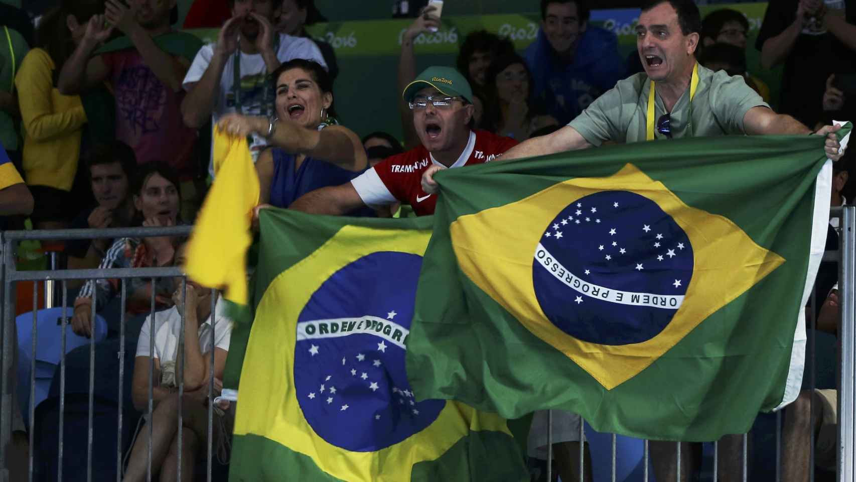 Aficionados brasileños estallan durante un combate de esgrima.