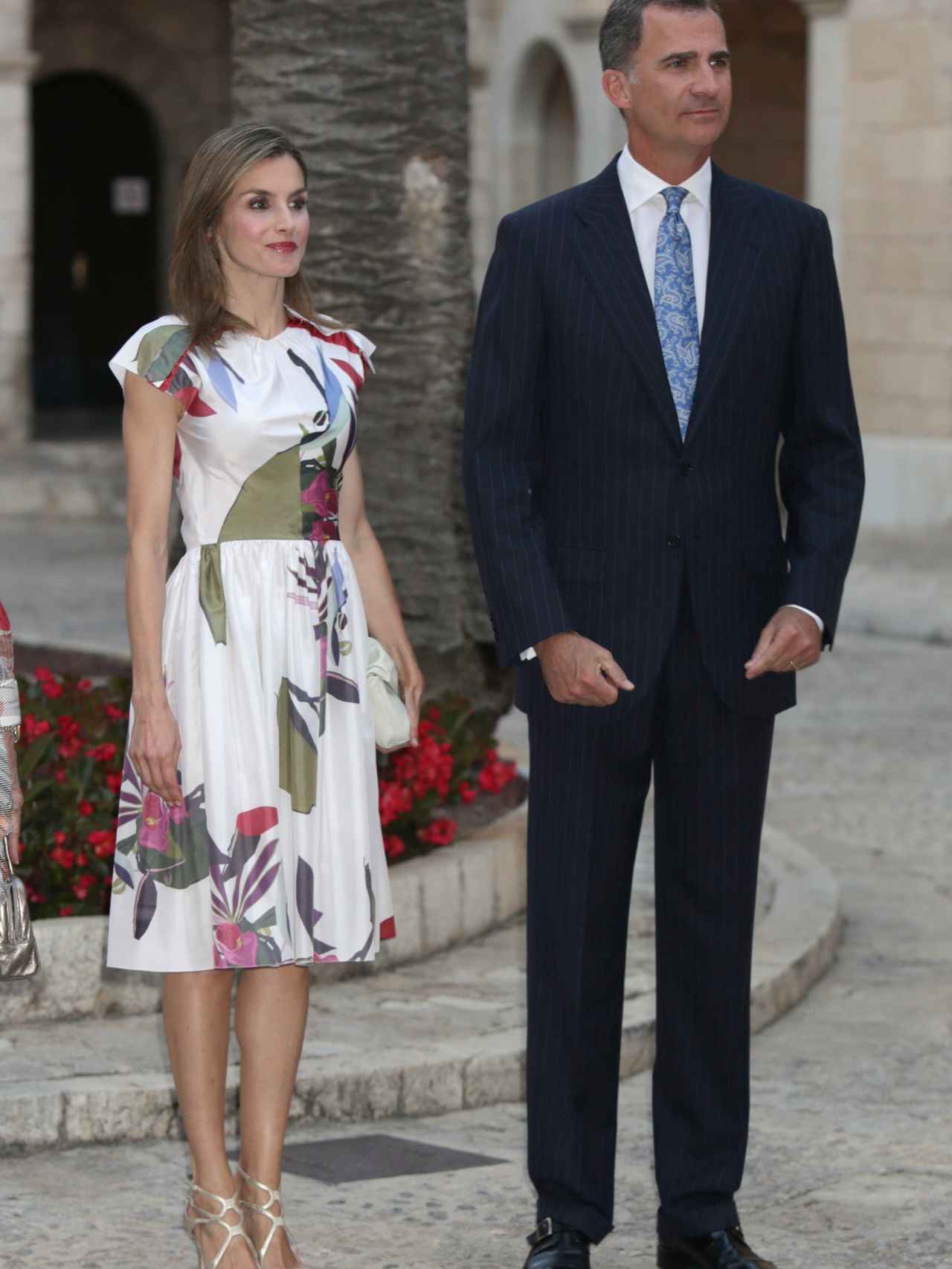 La Reina lució un veraniego vestido de inspiración floral y Rey un traje chaqueta de ralla diplomática y una corbata celeste con motivos florales