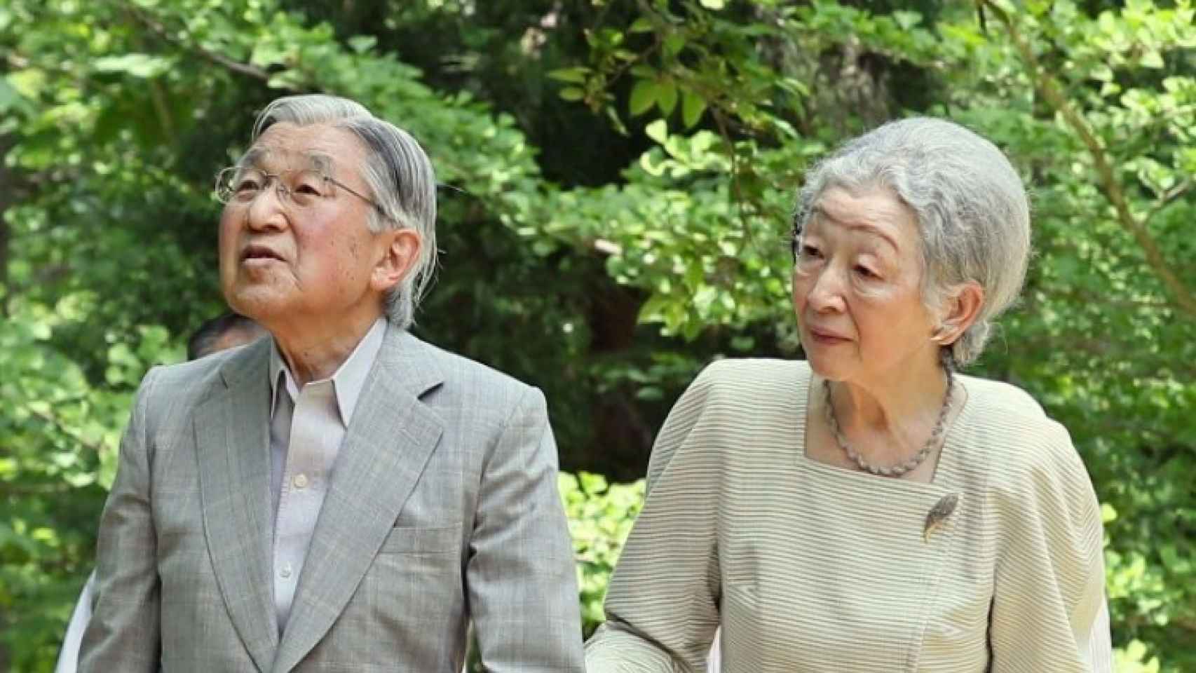 Michiko y su marido, paseando por los jardines.