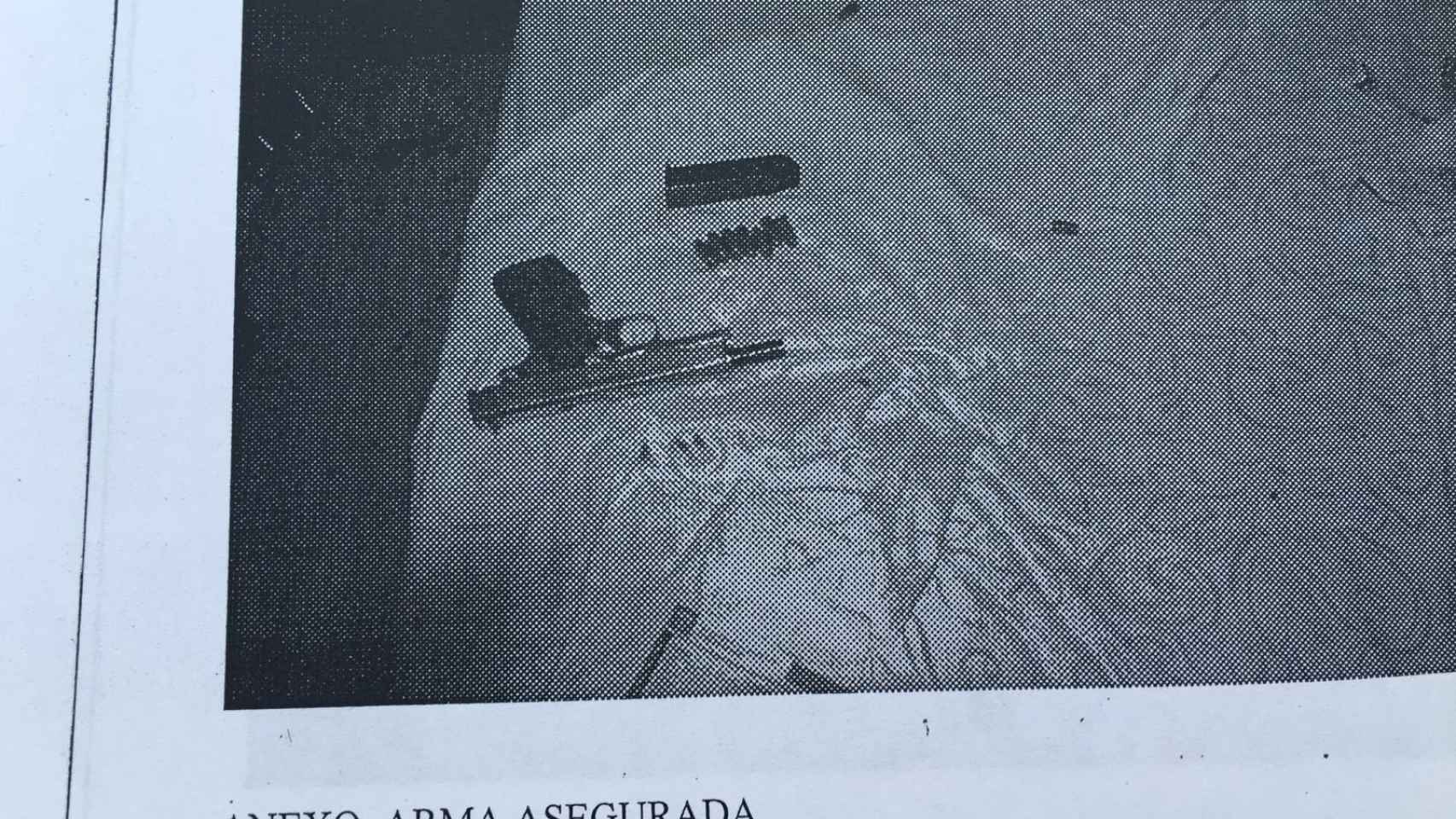 El arma encontrada por la policía forense en la habitación de Juan Miguel Ortega.