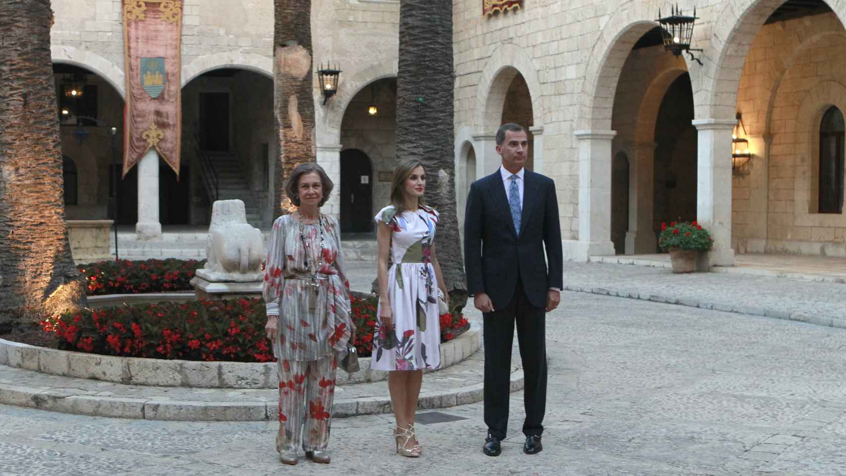 Doña Sofía, la Reina y el Rey durante la recepción este domingo en la Almudaina