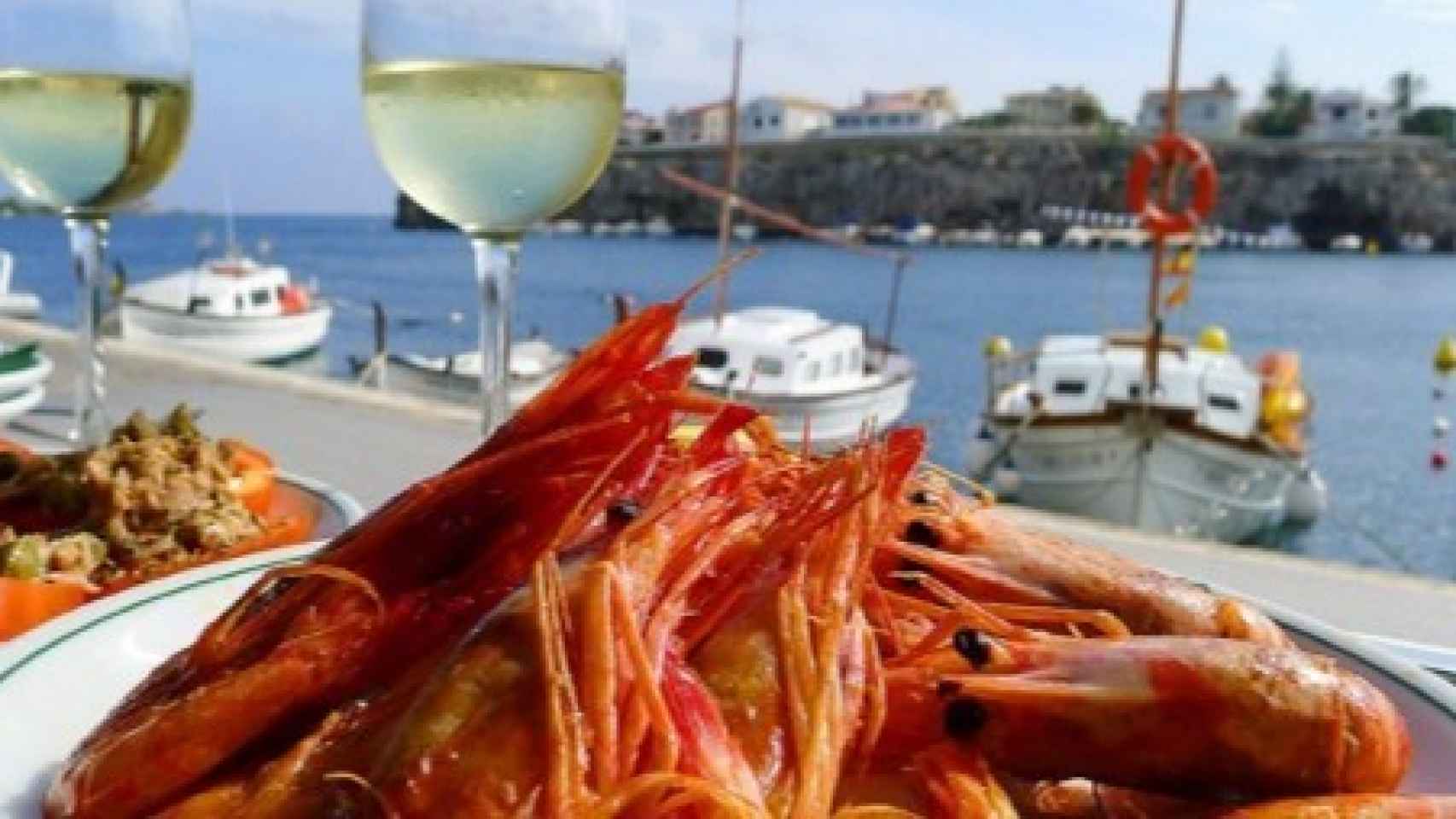 Lo mejor de la costa menorquina en la mesa, mientras contemplas uno de los puertos más encantadores de Menorca.  Así es el Trébol.