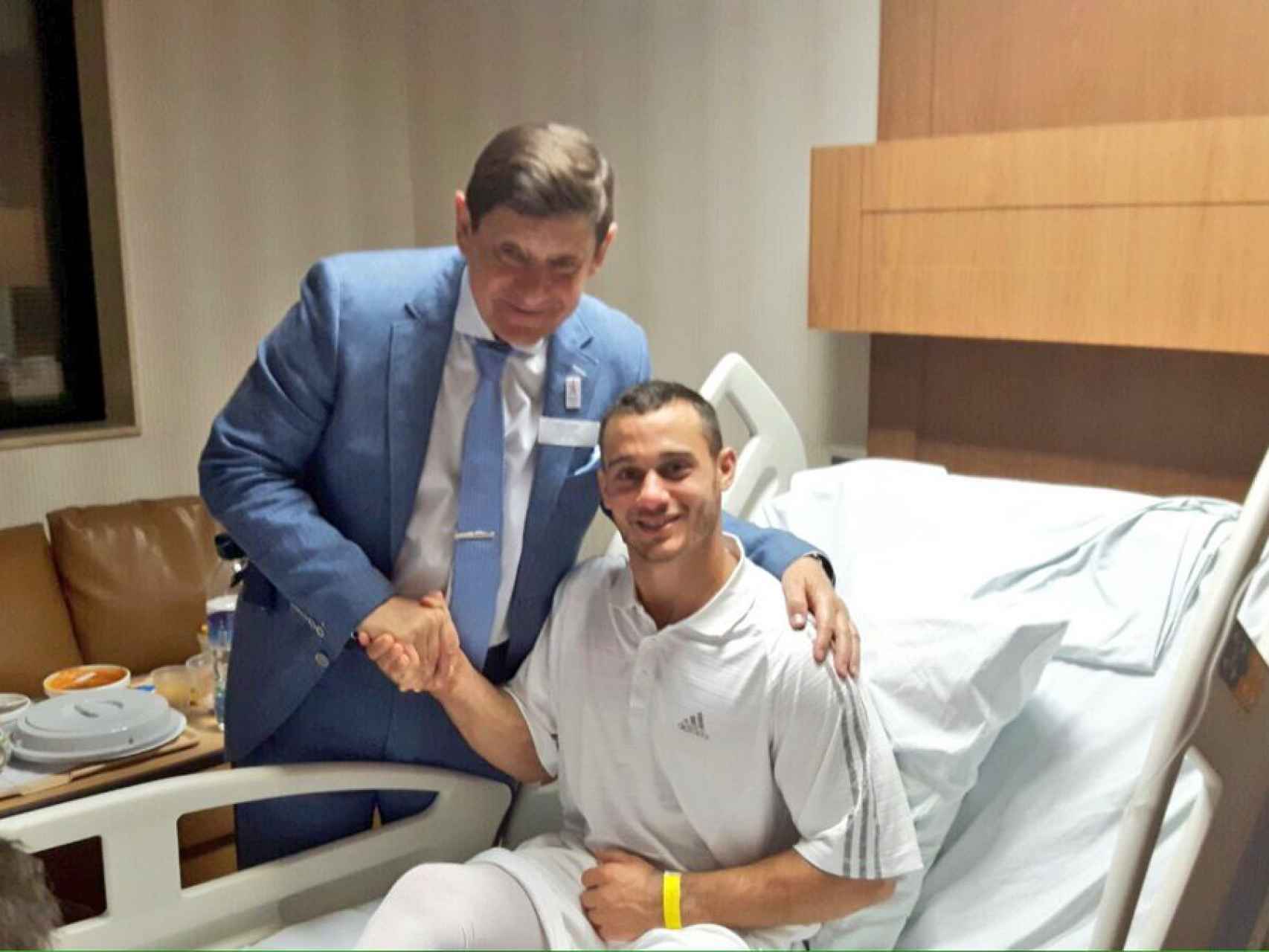 Samir después de la operación junto al ministro de deportes francés, Patrick Kanner.
