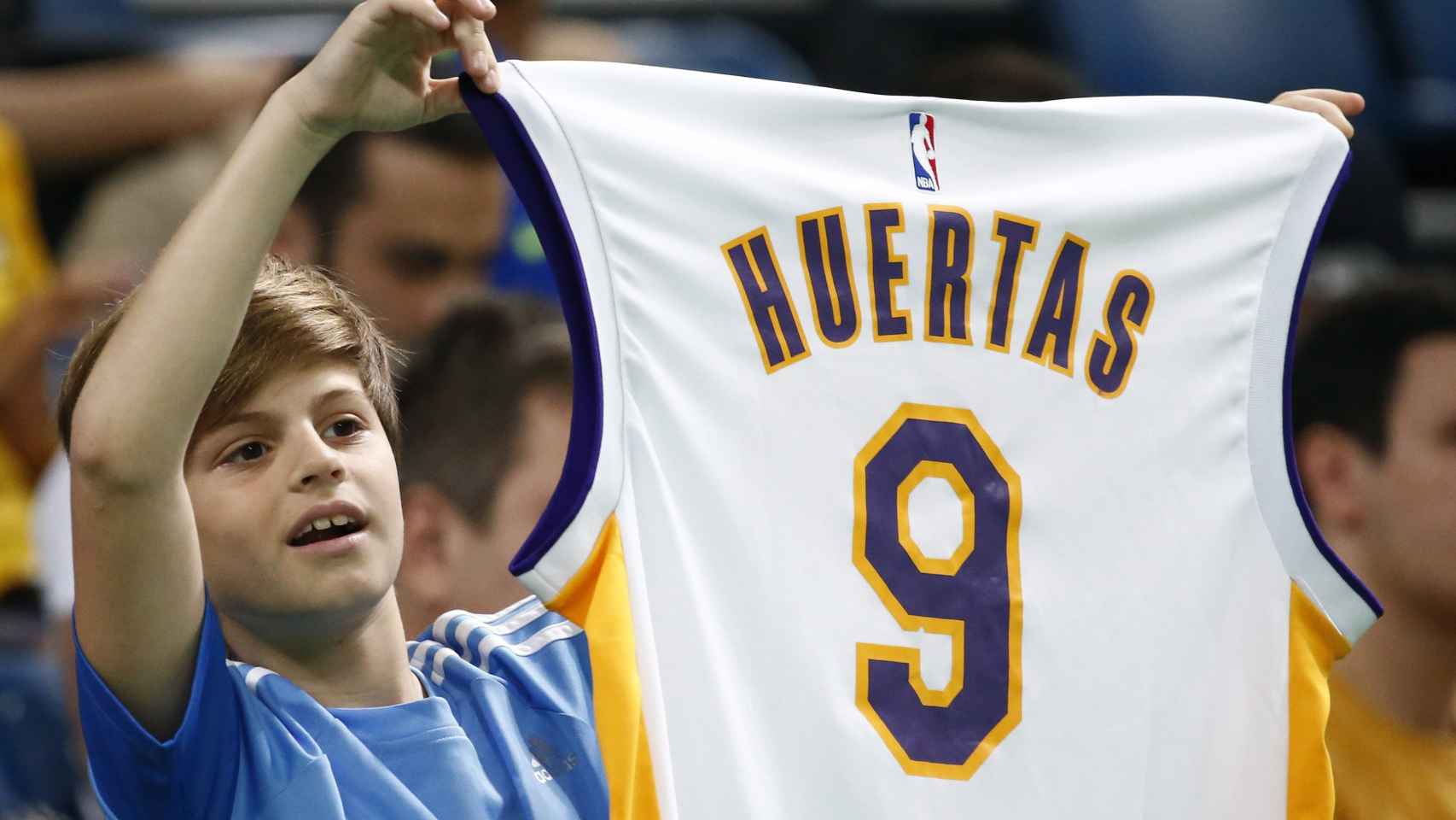 Un niño con una camiseta de los Lakers de Marcelinho Huertas.