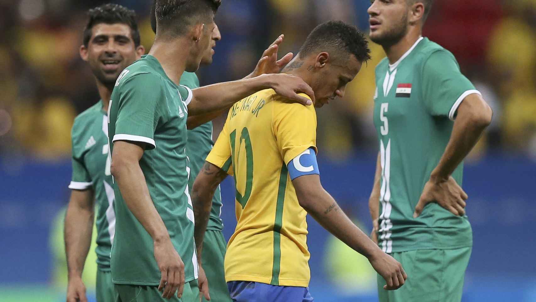 Neymar abandona cabizbajo el terreno de juego tras el partido