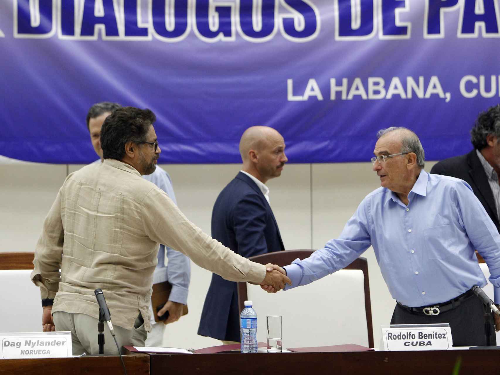 Los jefes de la negociación de los protocolos para la paz de las FARC (i) y del Gobierno (d).