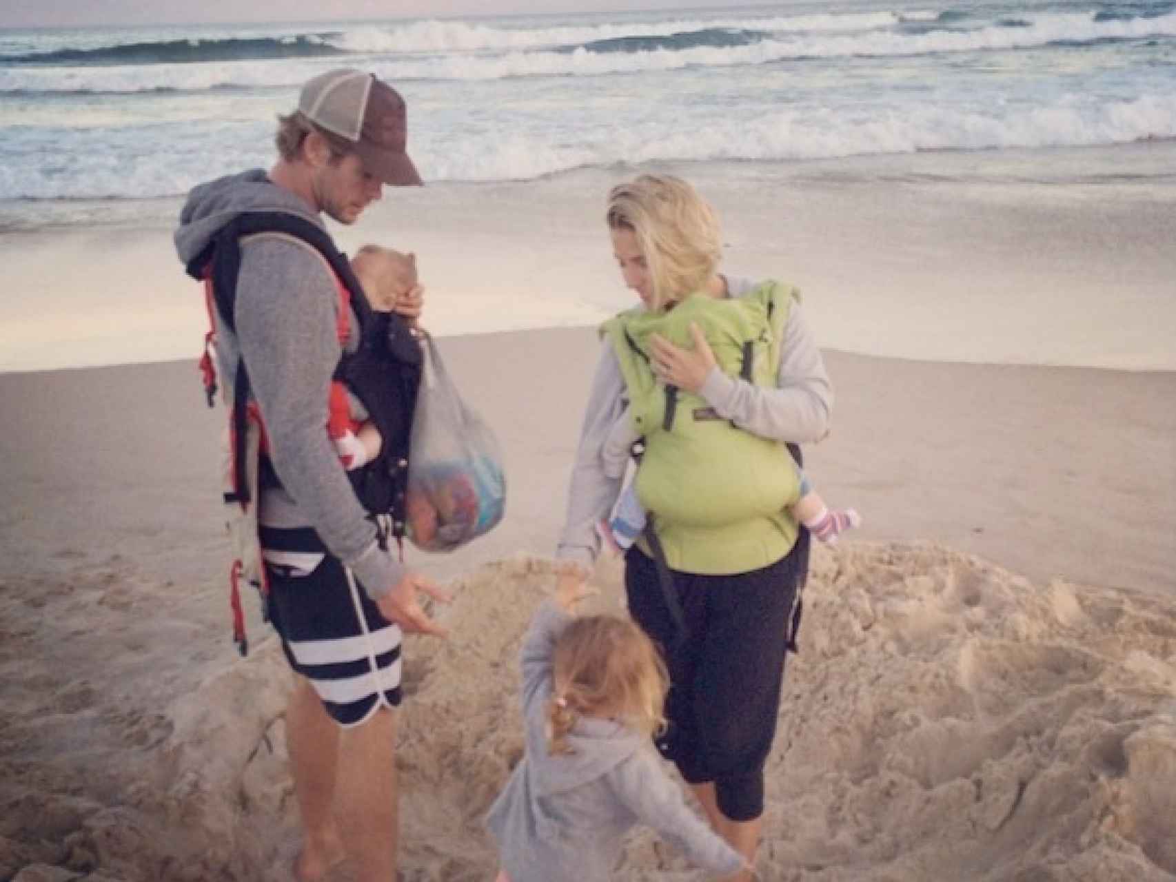 La familia Hemsworth Pataky en la playa.