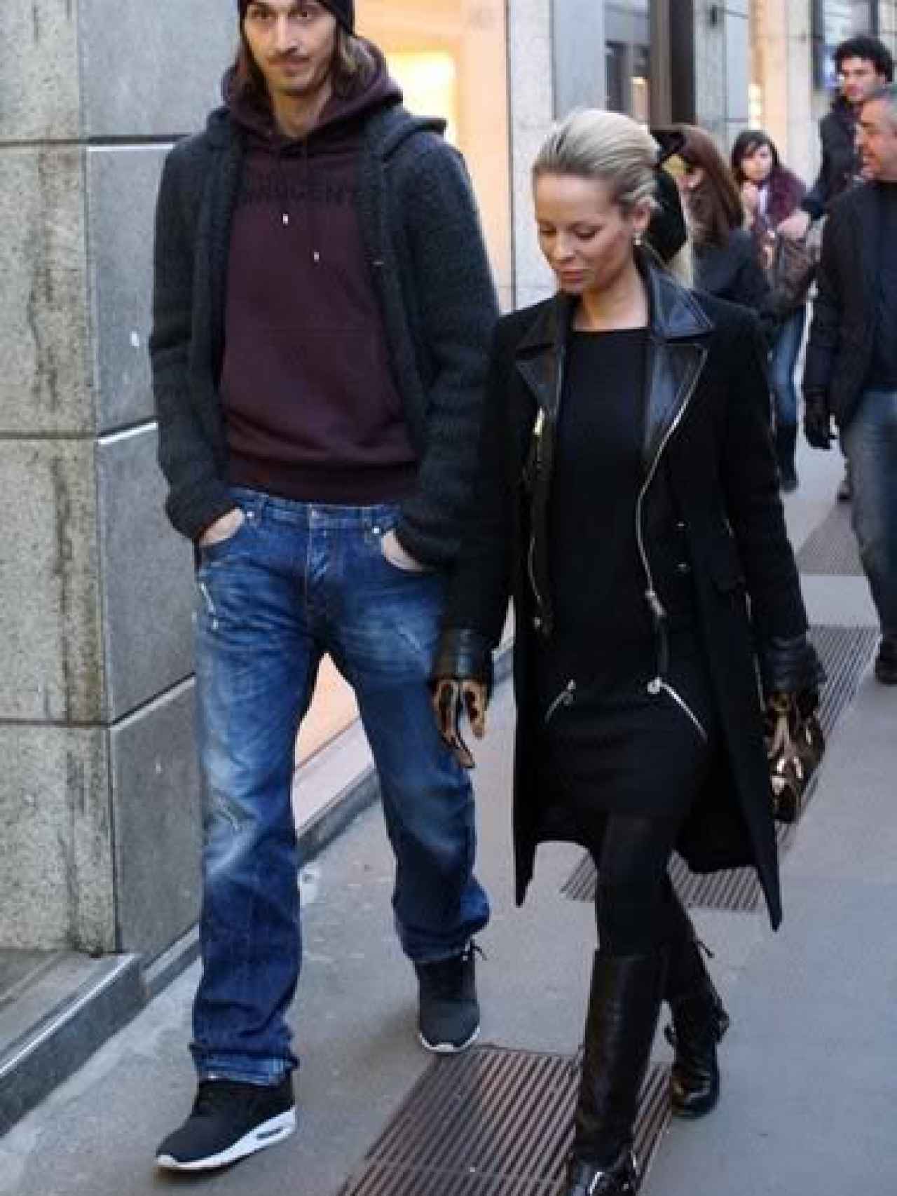 Helena Seger junto a su marido Zlatan Ibrahimovic paseando