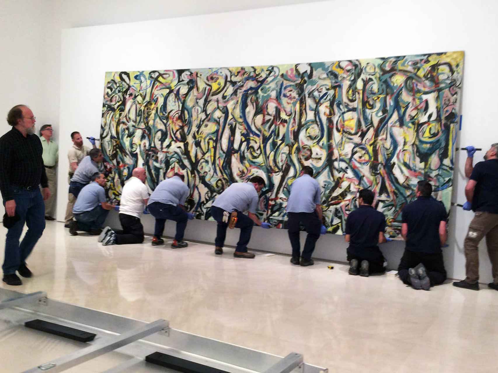 Operarios del Museo Picasso de Málaga instalan Mural en las paredes del centro.