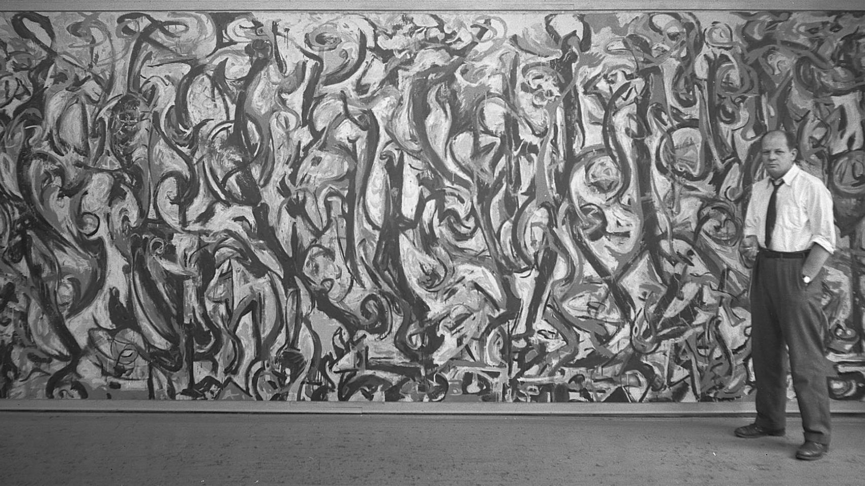 Jackson Pollock  junto a Mural, en 1943.