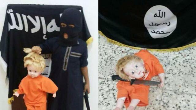 Un niño adoctrinado por el grupo terrorista Estado Islámico decapitando un muñeco.