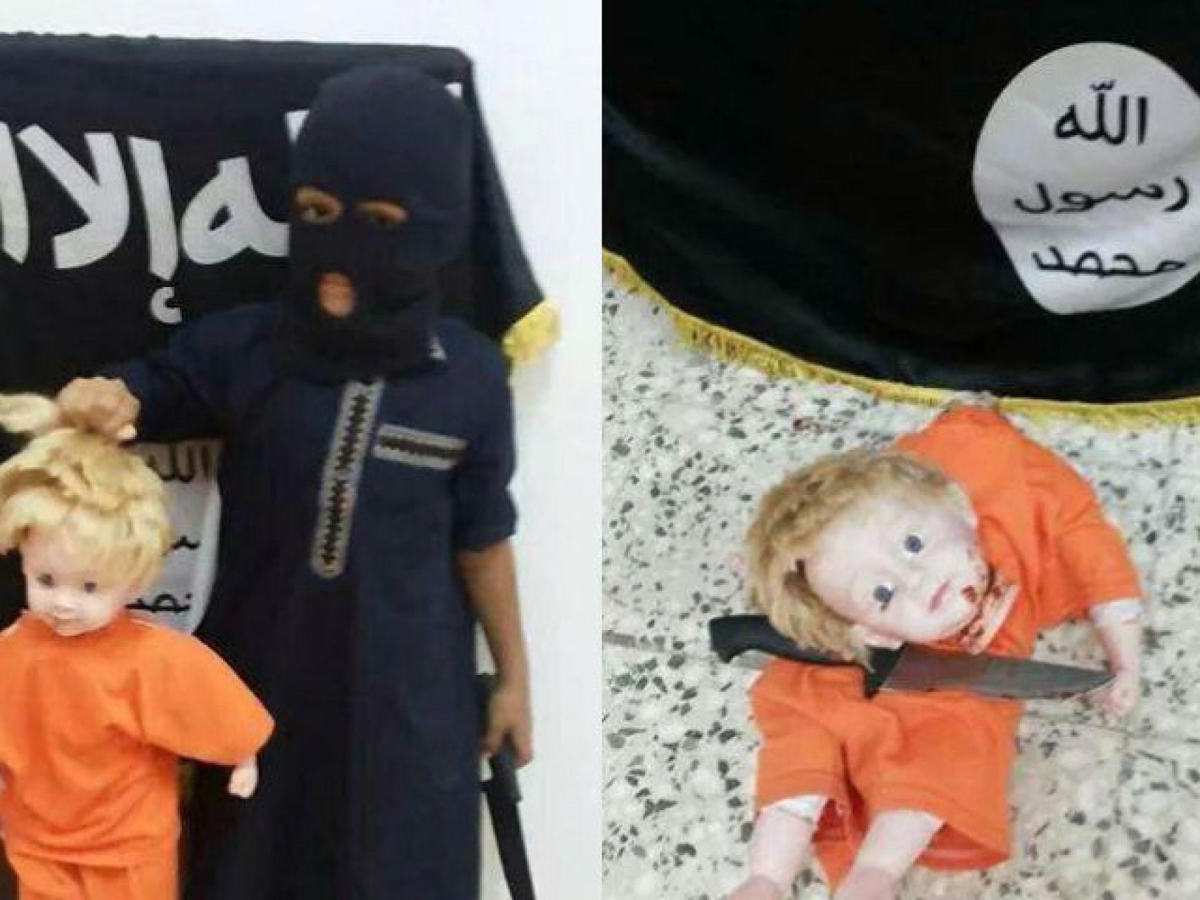 Un niño adoctrinado por el grupo terrorista Estado Islámico decapitando un muñeco.