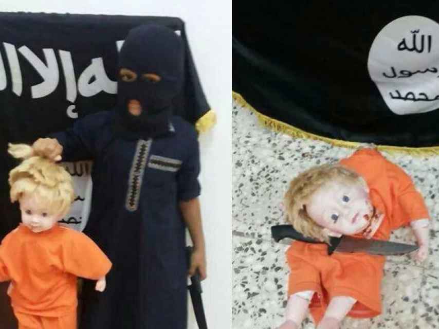 Un niño adoctrinado por el grupo terrorista Estado Islámico decapitando un muñeco.