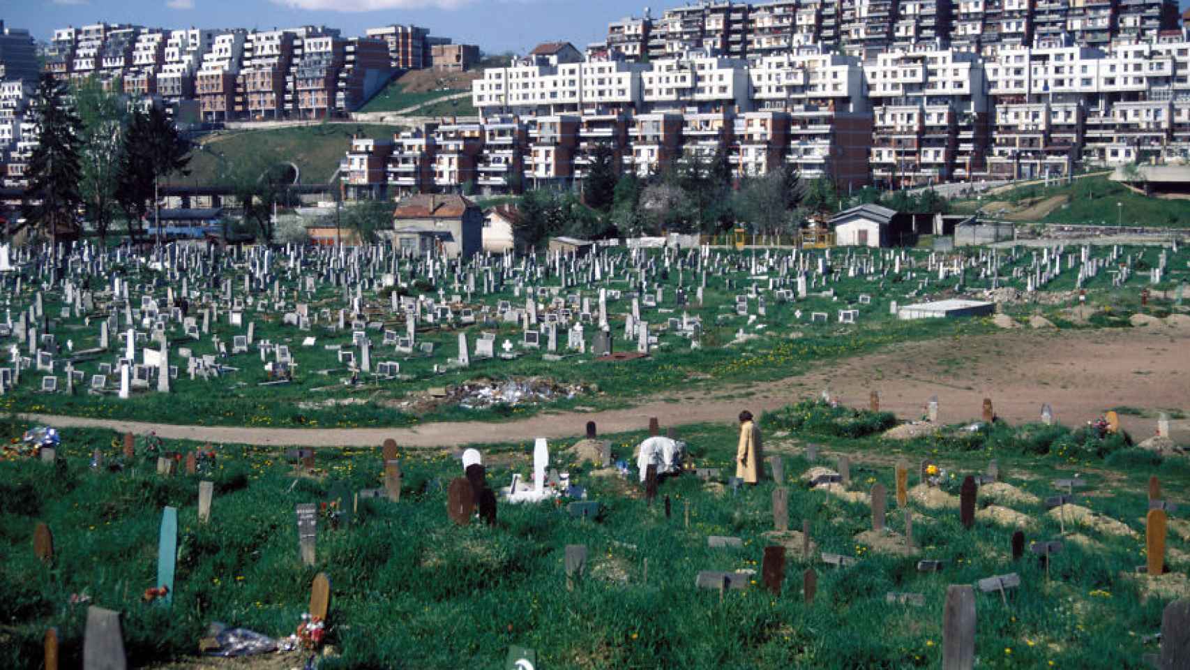 Imagen de archivo de un cementerio improvisado para enterrar a las víctimas de la guerra de Sarajevo, cerca del estadio de las Olimpiadas de 1984.