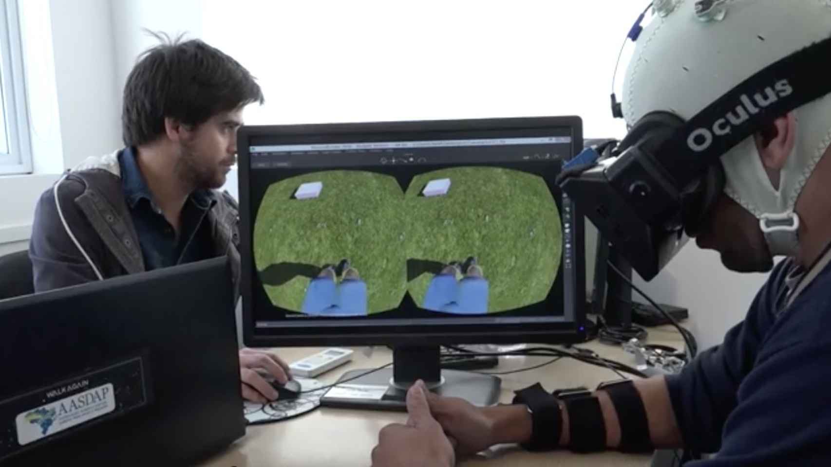 Uno de los pacientes aprendiendo a usar un avatar para caminar con realidad virtual.