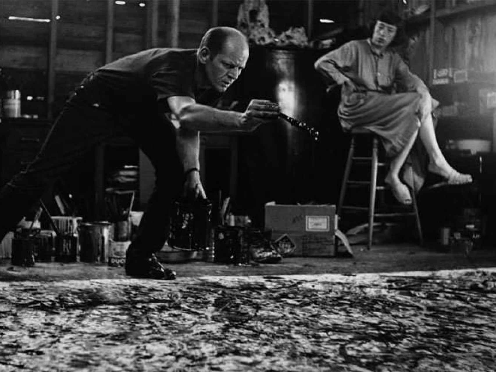 Jackson Pollock en plena acción en su estudio, junto a su mujer.