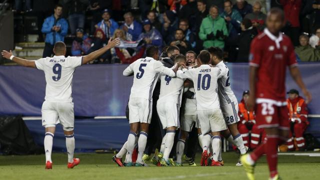 Los jugadores del Real Madrid celebran un gol.