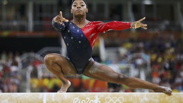 Simone Biles, durante el concurso por equipos.