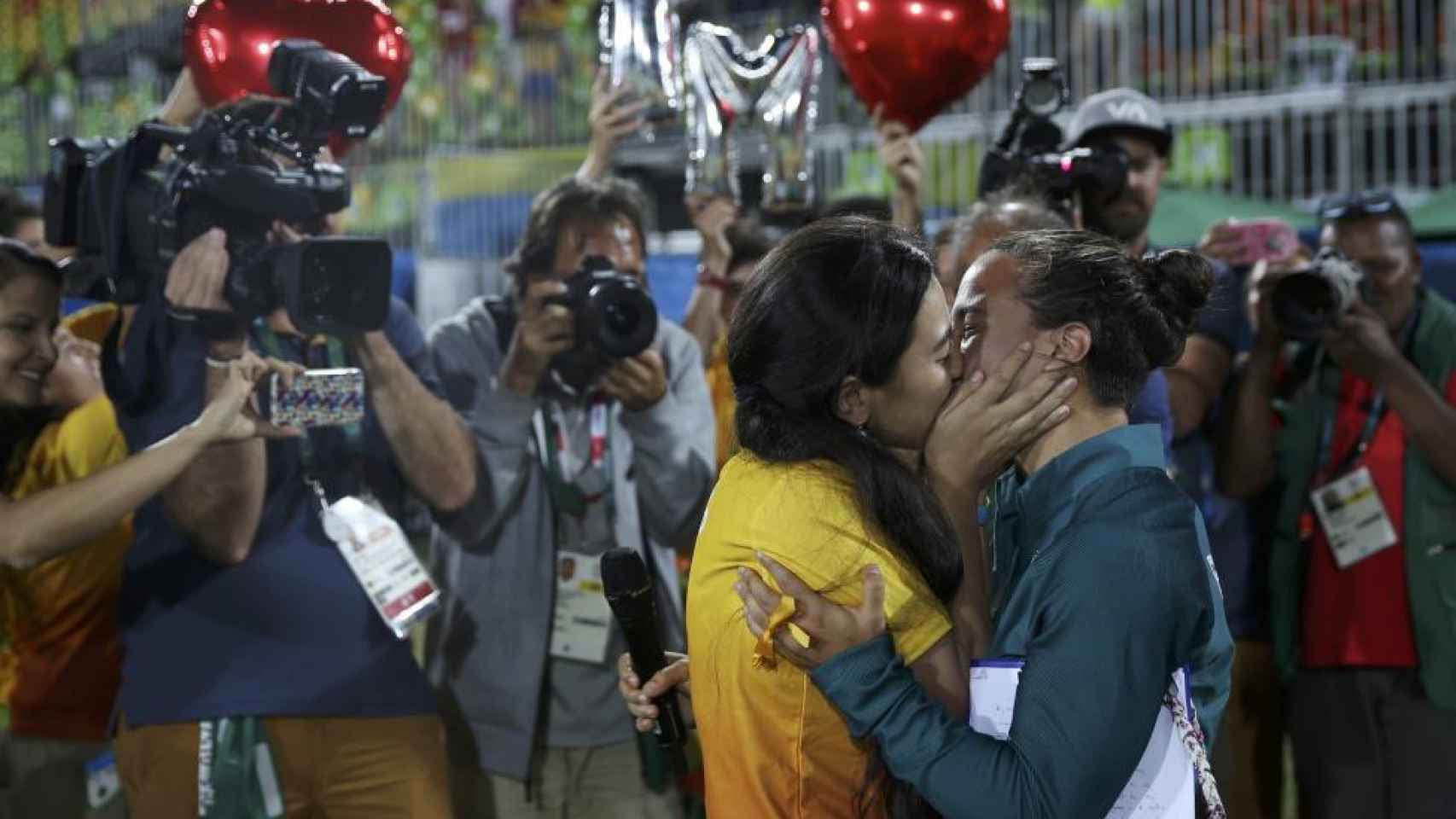 La jugadora de la selección brasileña y su novia se besan en el terreno de juego.