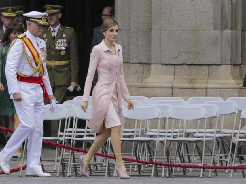 La reina consorte, con su rosa empolvado de Varela.