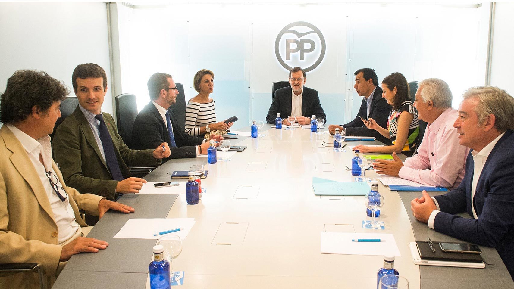 Mariano Rajoy (fondo), durante la reunión del comité de dirección del PP tras la reunión que ha mantenido Albert Rivera.