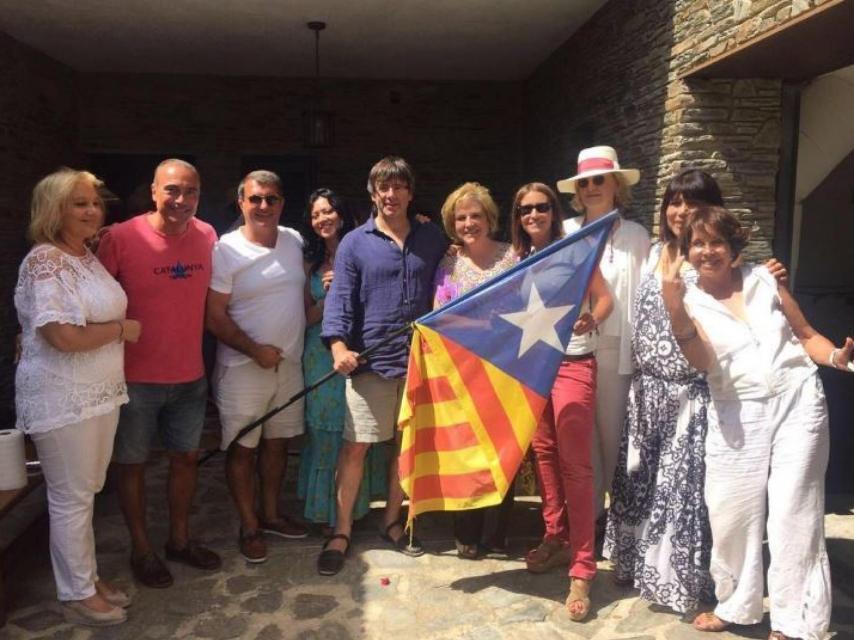 Los amigos posan con la estelada justo antes de comerse una paella.