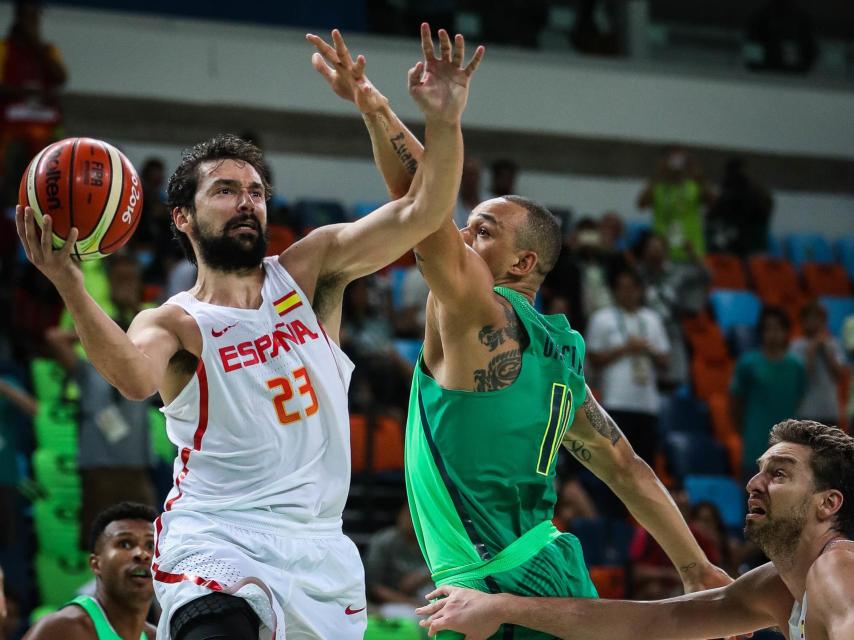 Llull se juega una bandeja ante Alex Garcia.