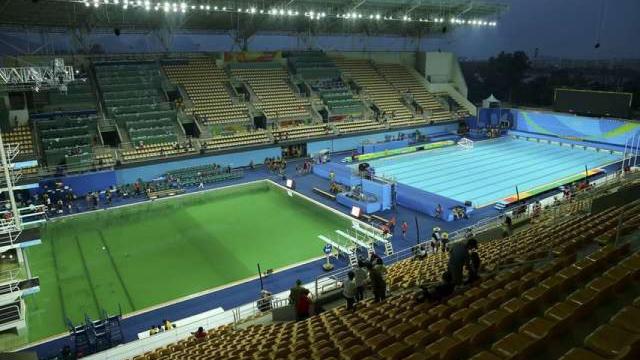 La piscina de clavados y la de de polo acuático muestran distintos tonos.