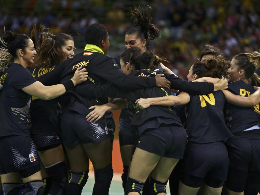 La selección española de balonmano celebras su victoria contra Brasil.