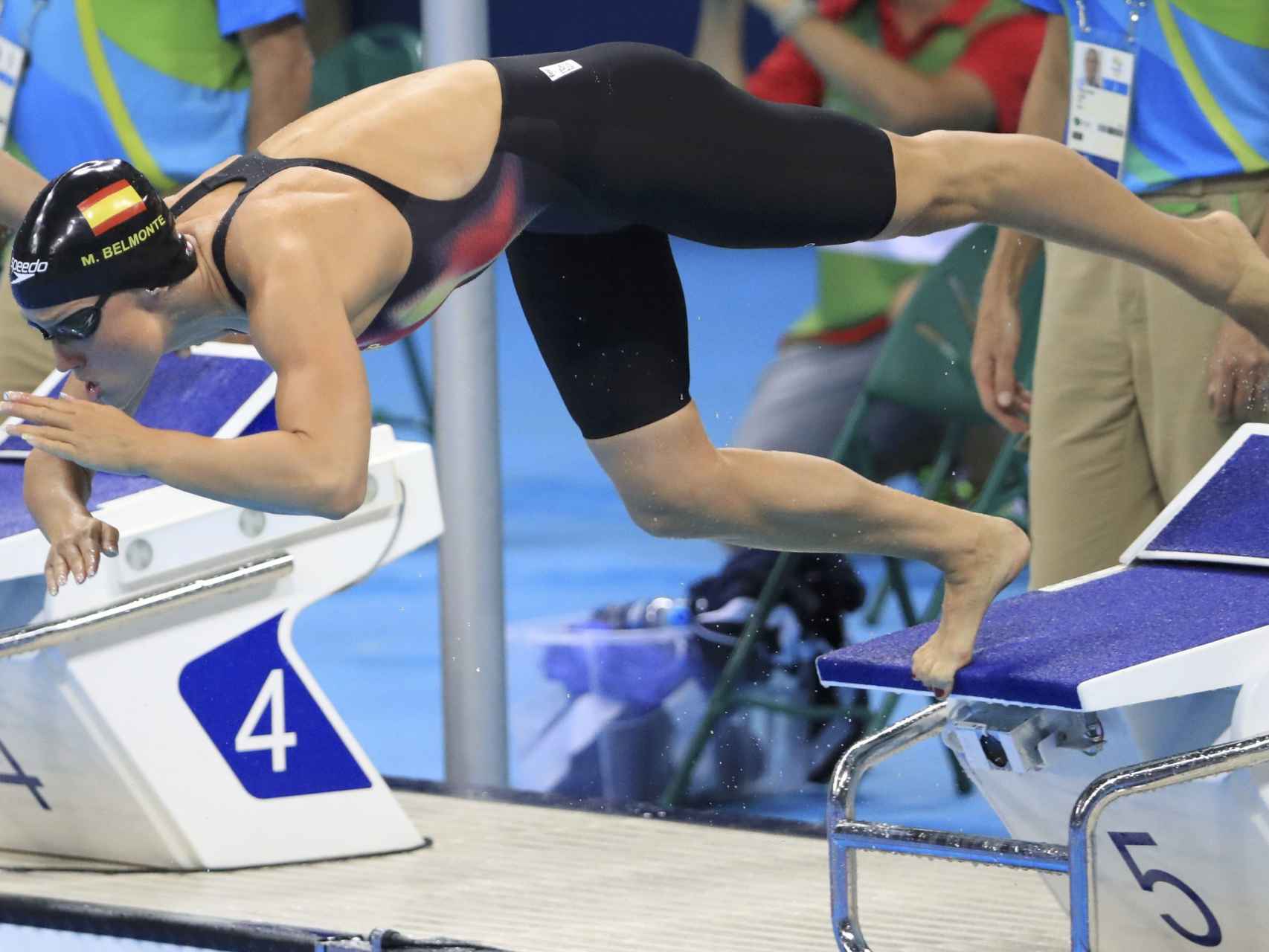 Mireia Belmonte se lanza al agua en la prueba de 200 metros mariposa.