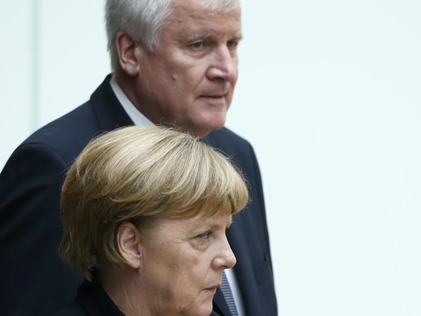 Angela Merkel con su socio bávaro Horst Seehofer, muy crítico con su gestión.