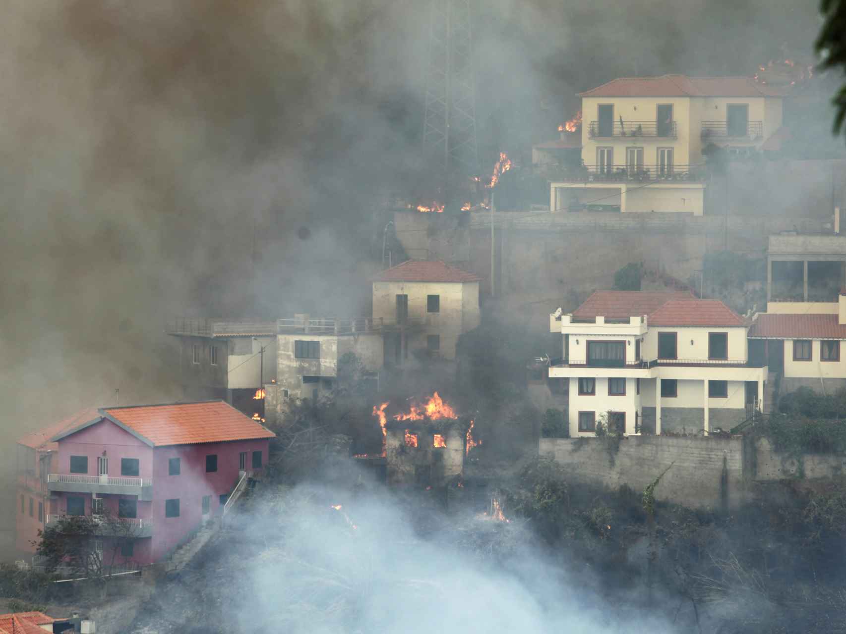 El fuego se come la capital de la isla turística de Madeira, Portugal.