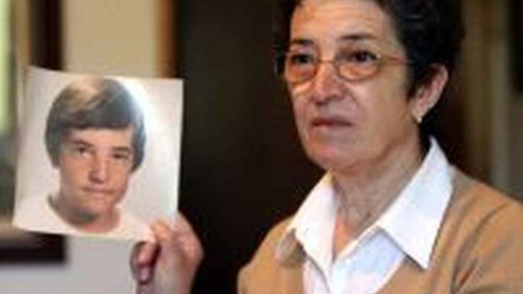 La madre de David, recientemente, sosteniendo una foto de su hijo desaparecido.