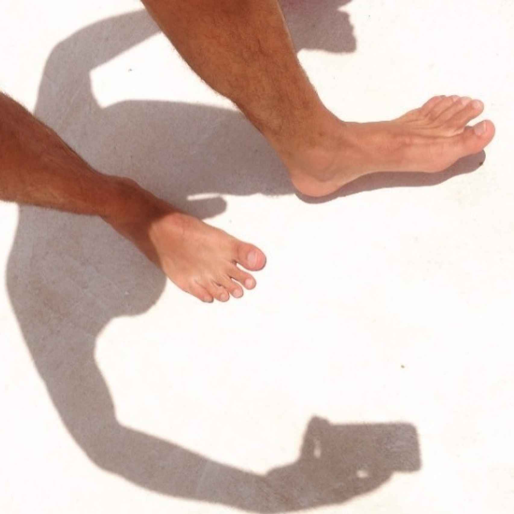 Paco León fotografía su sombra en la playa...