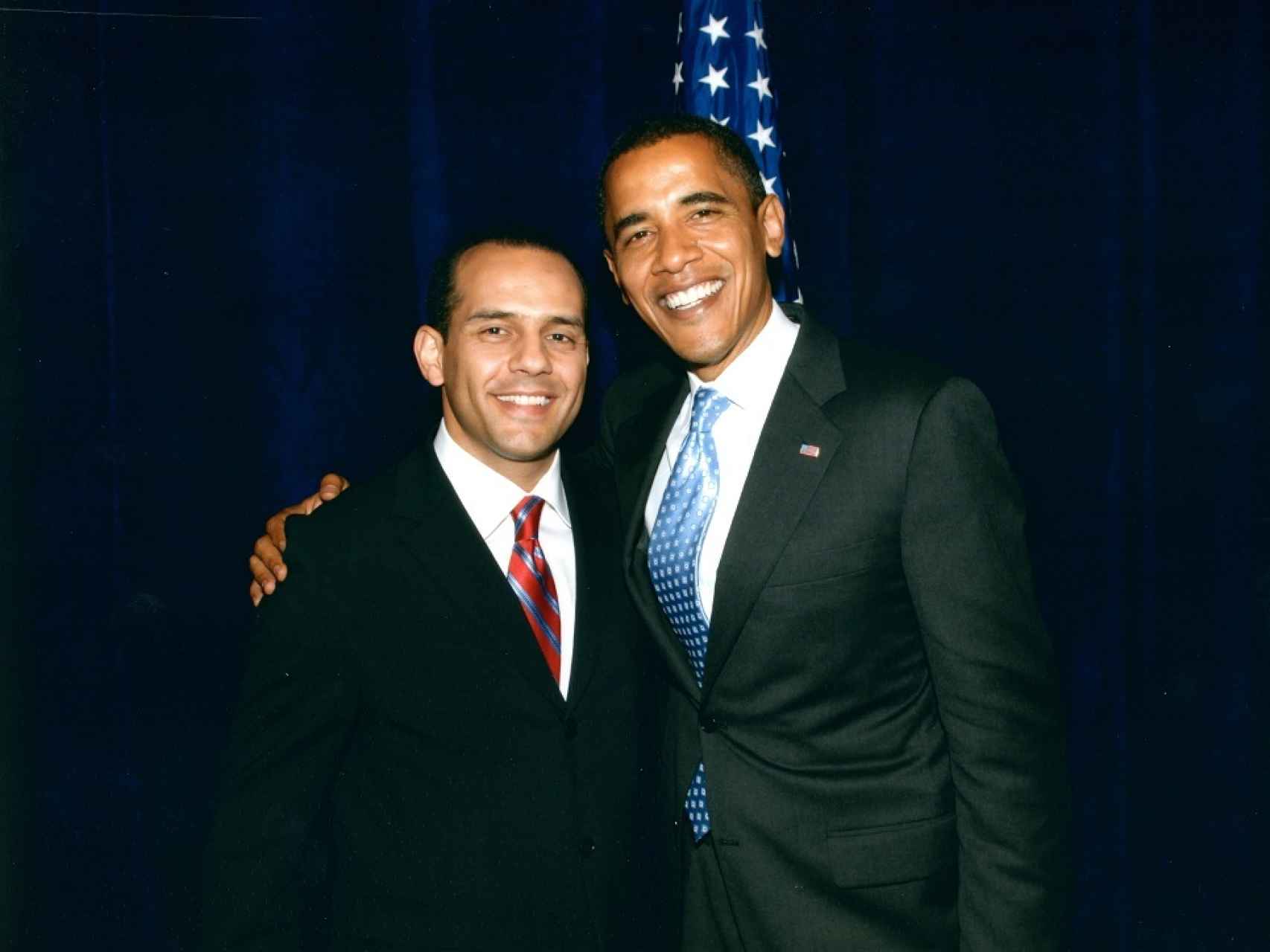 El asesor junto a un sonriente Barack Obama.