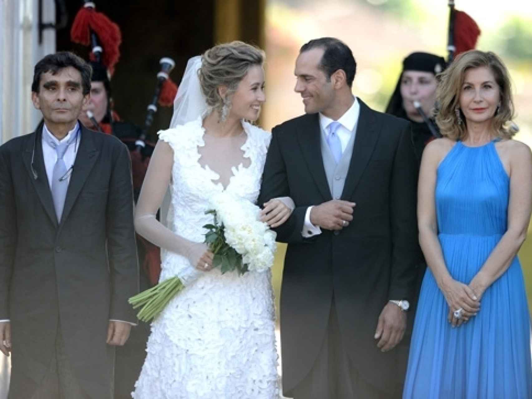 El día de su boda con Tiziana, hija del diseñador Adolfo Domínguez (a la izquierda de la foto).